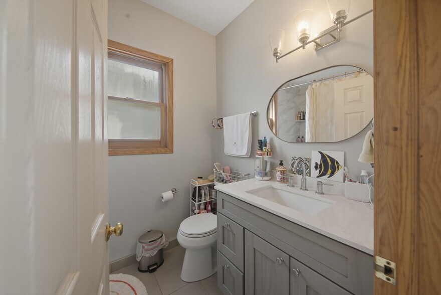 Building Photo - 844 N Wood St