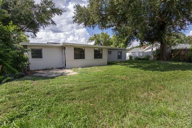 Building Photo - 3 bedroom/ 2 bath with carport