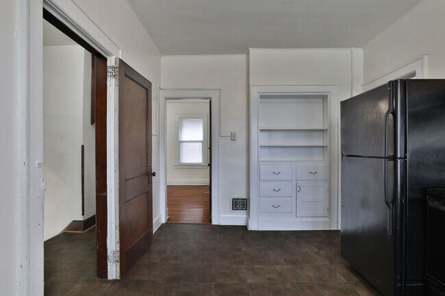 Building Photo - Awesome House for your Large Group - HUGE HOUSE with 3 Floors - 3 Kitchens, 3 Bathrooms, Awesome ...