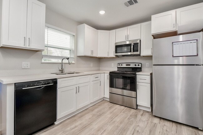 Building Photo - 5615 Barremore St