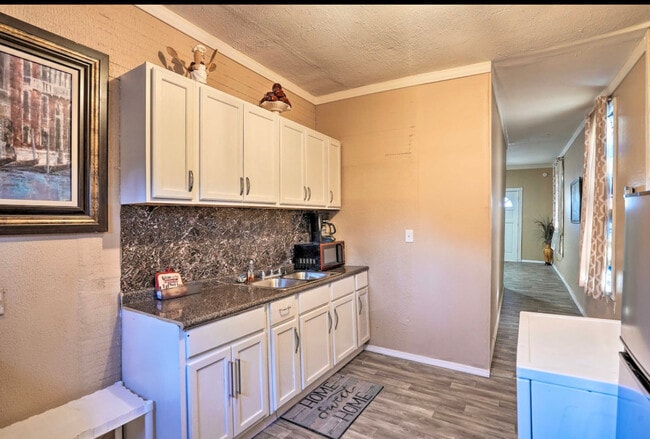 Building Photo - Cozy one bedroom