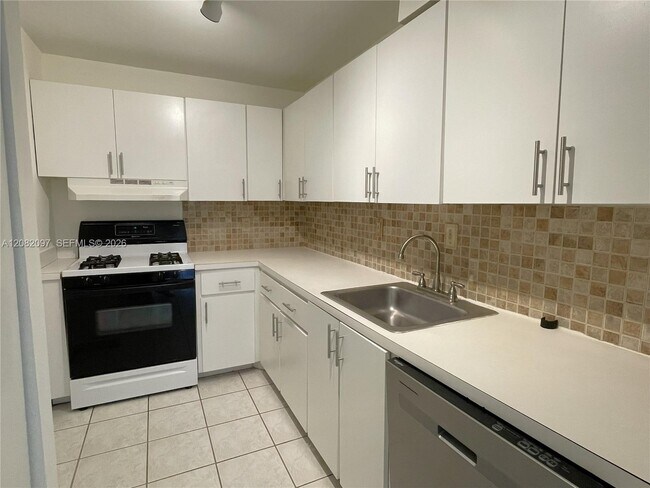 Building Photo - 6904 N Kendall Dr