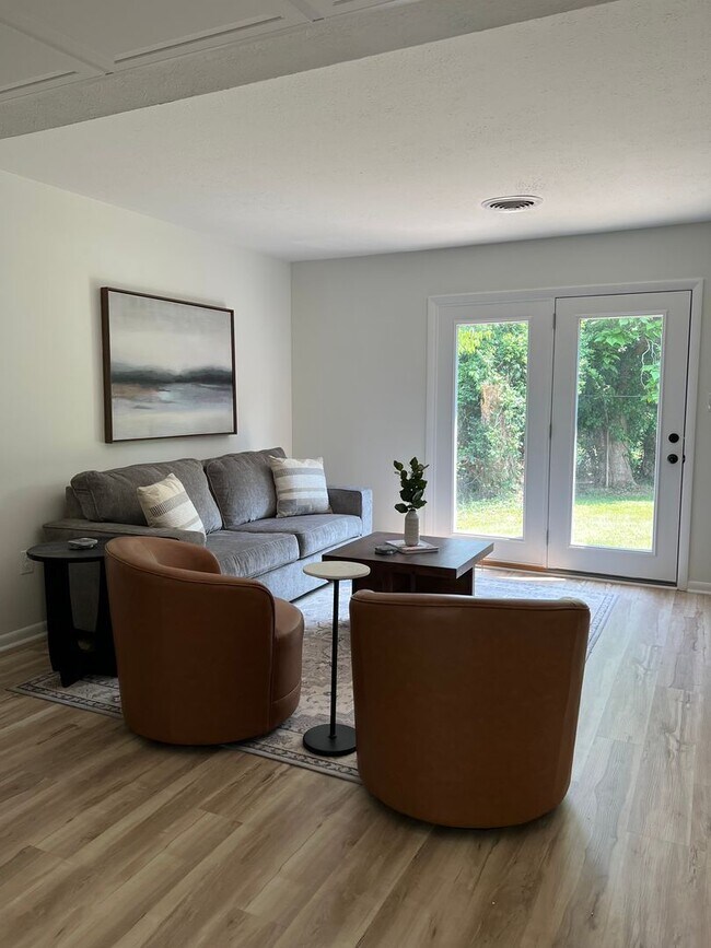 Building Photo - Fully Furnished Mid Term Near Shelbyville Country Club!