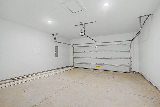 Building Photo - 3065 Four Oaks Blvd