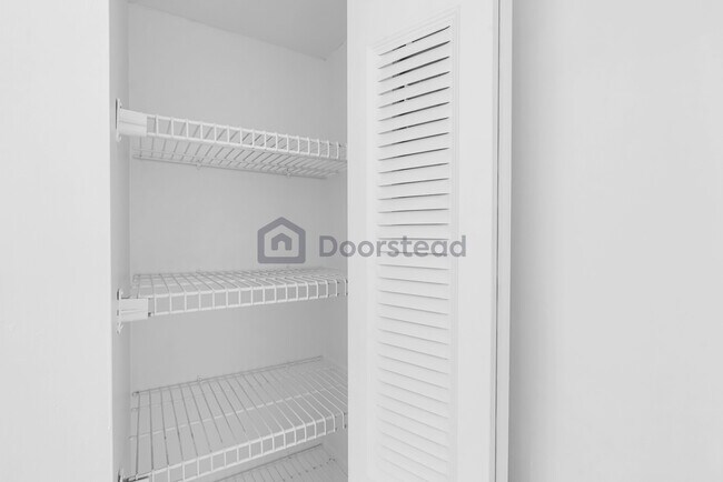 Building Photo - 4172 Inverrary Dr