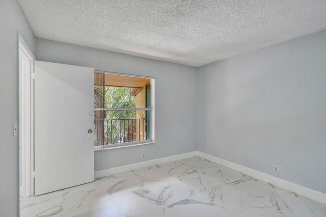 Building Photo - Renovated and Updated 2 Bed, 2 Bath Condo ...