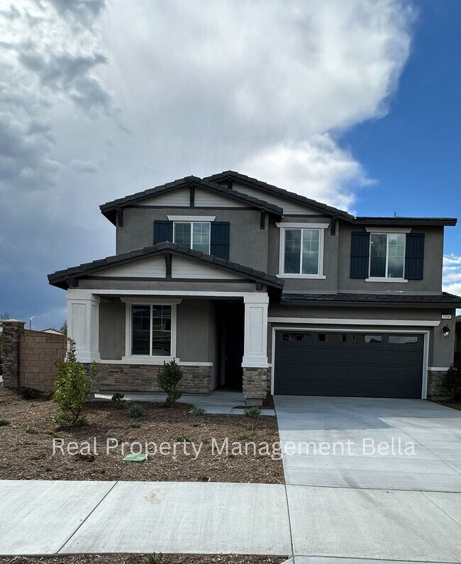 Building Photo - Modern Luxury Awaits: Discover Your Dream Home!