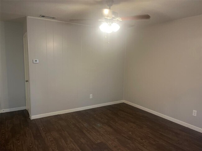 Building Photo - 5607 Sunshine Dr