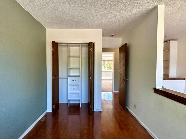 Building Photo - Beautiful & Bright Corner Condo in North Boulder