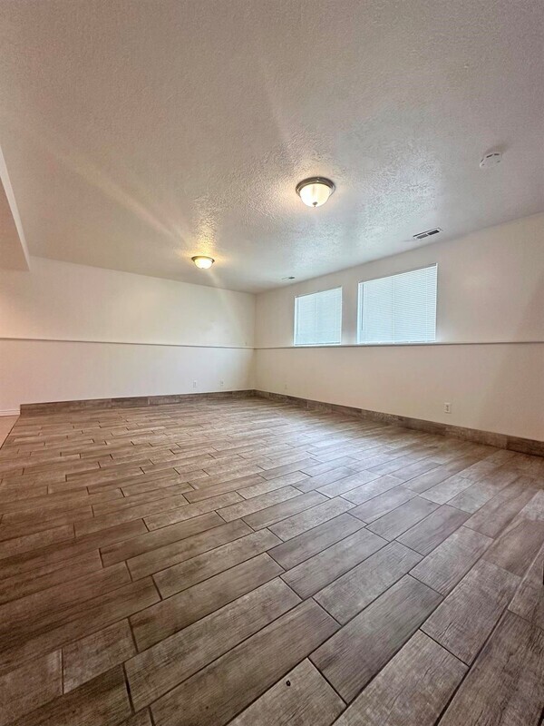 Building Photo - 1675 W 100 N