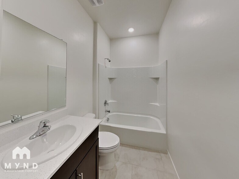 Building Photo - 2549 Calle Palta