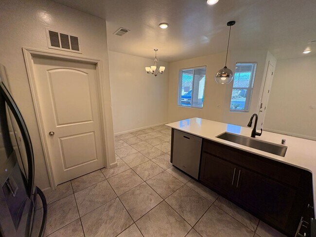 Building Photo - Beautiful home in a gated community Rent Ready!