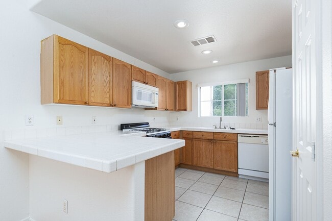 Building Photo - Enormous second story unit in upscale gated Summerlin community