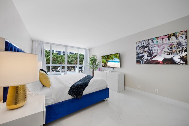 Building Photo - 1717 N Bayshore Dr