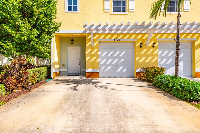 Building Photo - 1134 NW 40th Ter