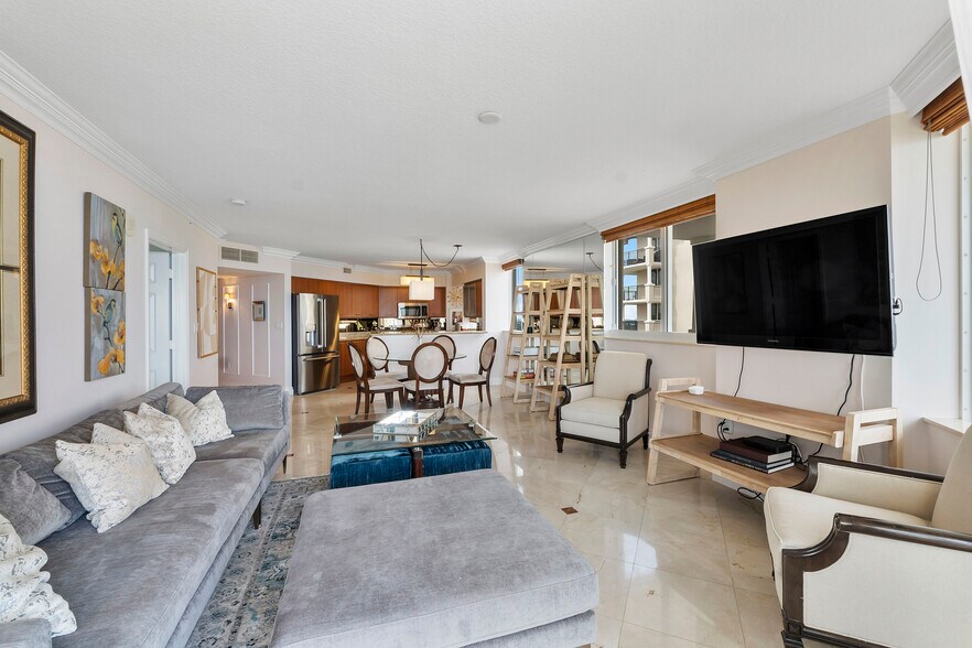 living room - 2001 N Ocean Blvd