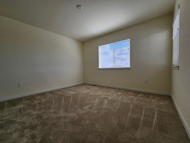 Building Photo - Like new 2Bed, 2.5 Bath with Den/Office To...