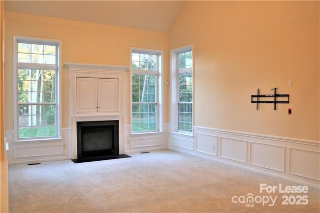 Building Photo - 913 Lillieshall Rd