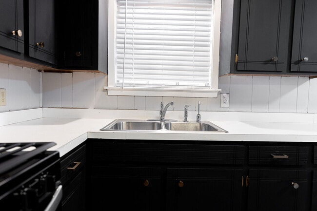 Kitchen - 2558 Crestleigh Mnr