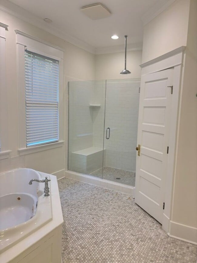 Building Photo - Craftsman style bungalow on the Hill. Reno...