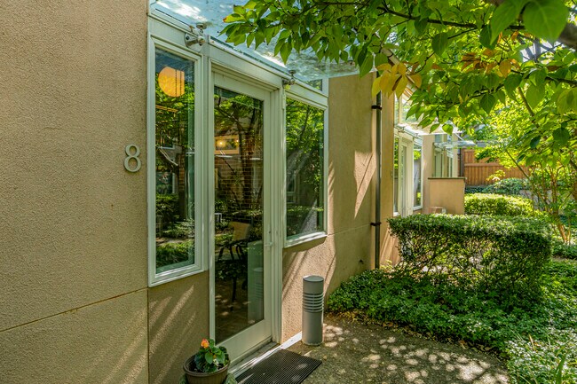 Primary Photo - 36 Moore St