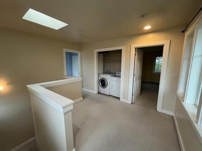 Building Photo - 4 bedroom in Seattle WA 98103