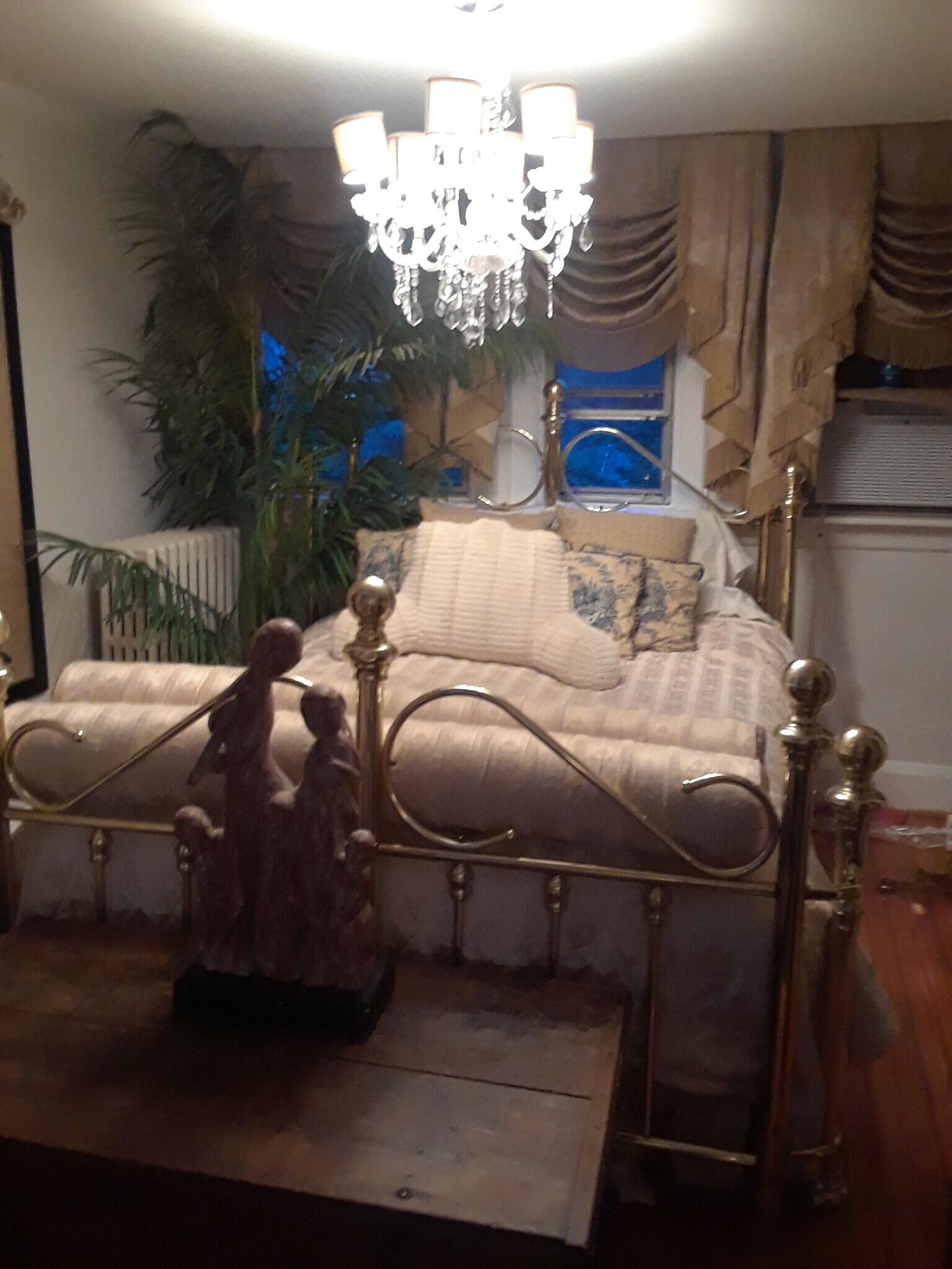 the gold room - 523 Overdale Rd