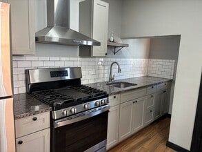 Building Photo - 948 W Maple St