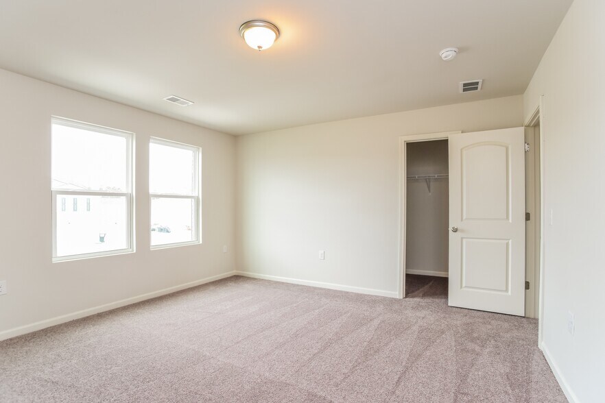 Building Photo - 4037 Lake Russell Dr