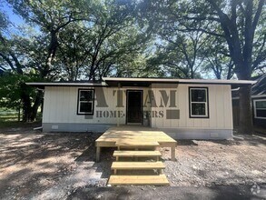 Building Photo - Fully Remodeled 2 Bedroom 1 Bathroom