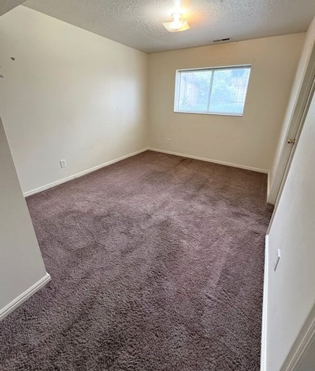 Building Photo - 3 Bedroom / 2 Bath Home in Bountiful!