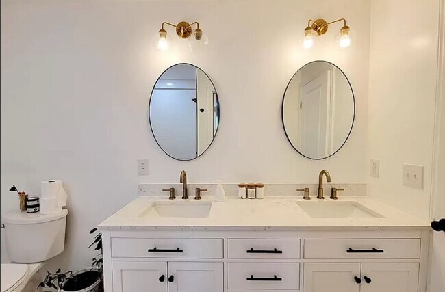 Building Photo - 106 Robinhood Cir