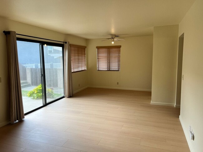 Building Photo - Grand Ave Barakat