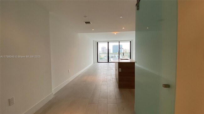 Building Photo - 10201 E Bay Harbor Dr