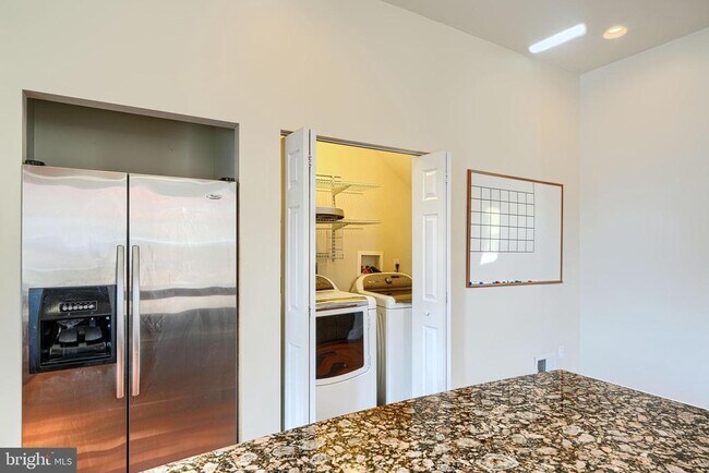 Building Photo - 2200 Brookfield Ave