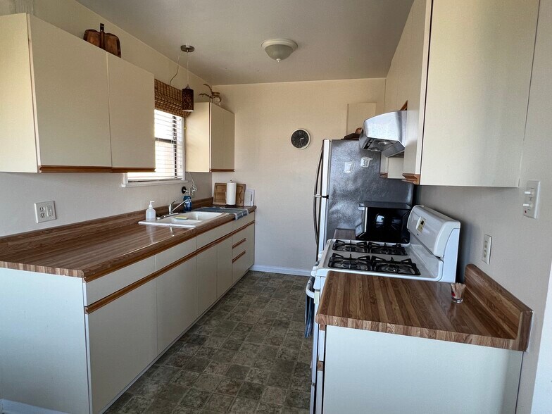 Building Photo - 3700 Bluff Pl