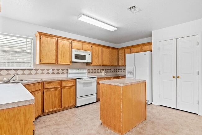 Building Photo - Spacious 4 bedroom home