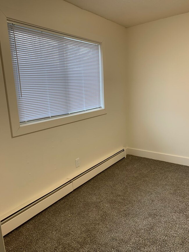 Building Photo - 2 Bdrm 1 Ba | Baxter & Northern Lights are...
