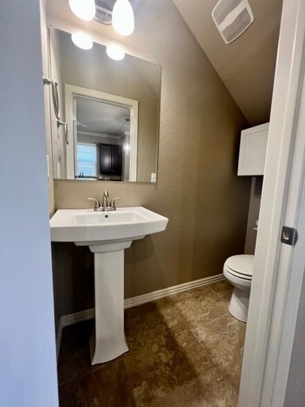 Building Photo - 863 W North St