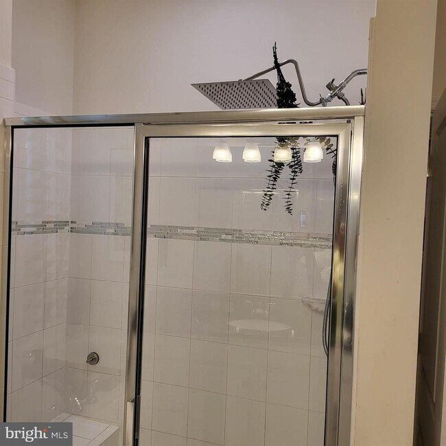 Building Photo - Welcome to your new home in the heart of L...