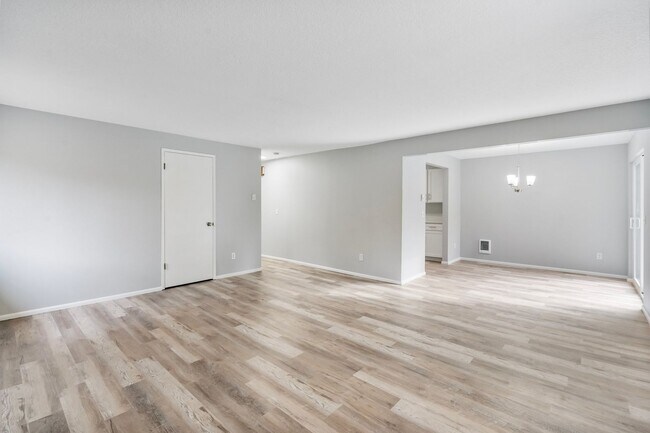 Building Photo - Charming, newly renovated West Linn apartment