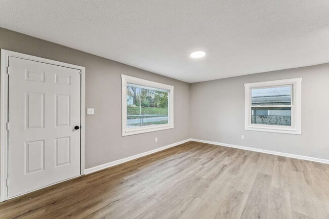 Building Photo - Beautifully renovated 5-bedroom, 2 full bath home ready for move-in!  1st month's rent is FREE!*