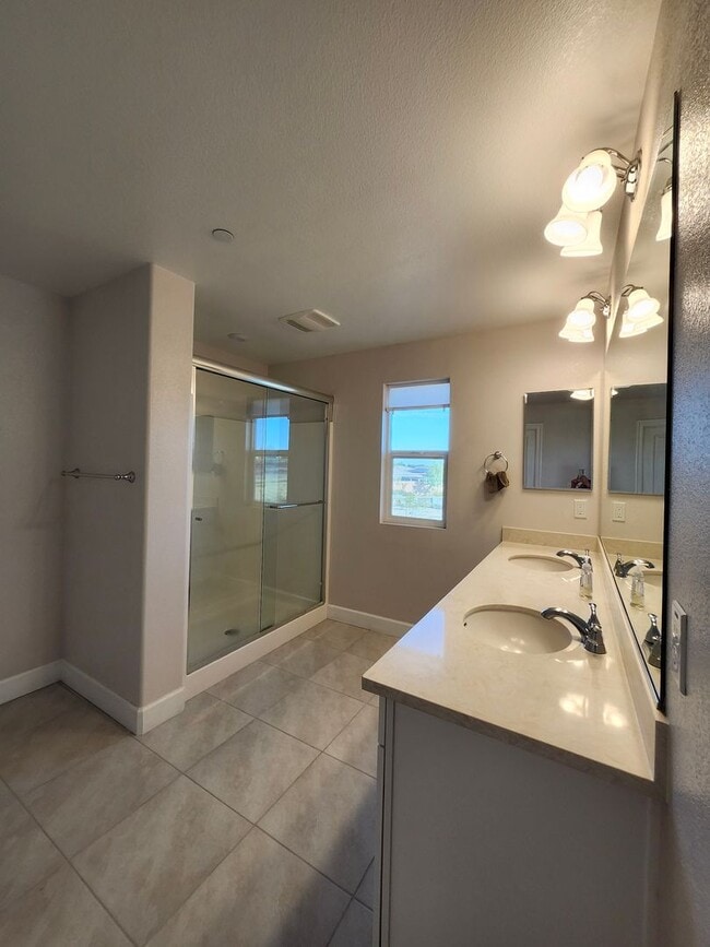 Building Photo - Beautiful Plumas Lake home on a large lot with SOLAR