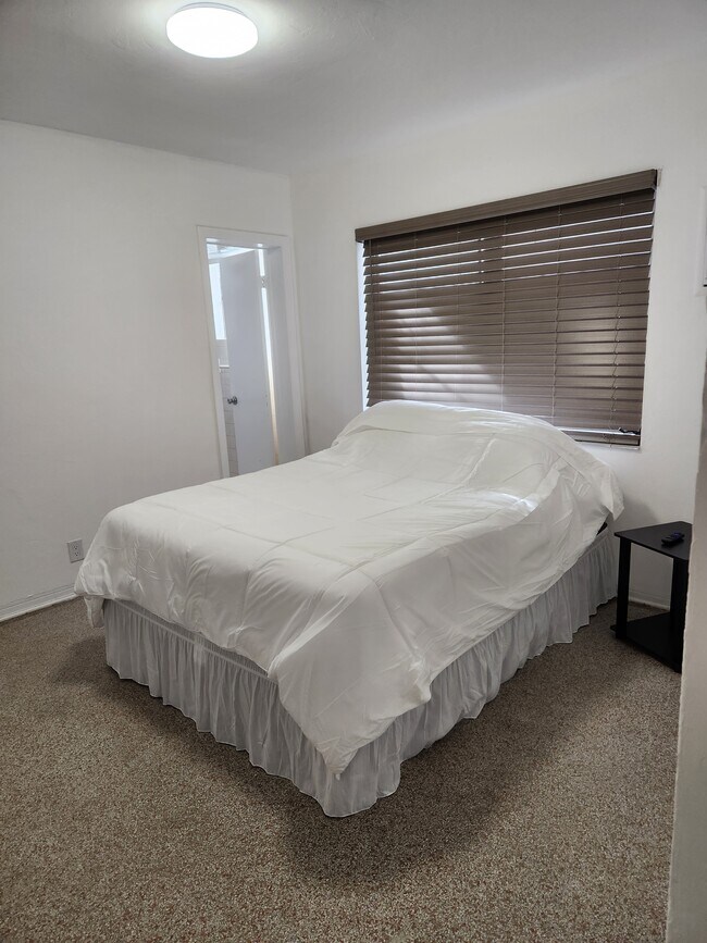 Building Photo - 2312 NE 4th St