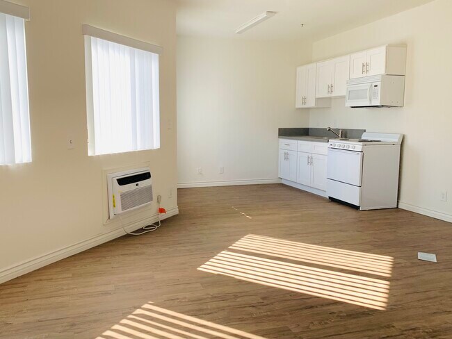 Building Photo - 600 S Alvarado St