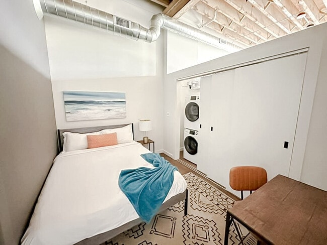 Building Photo - 403 W 4th St N