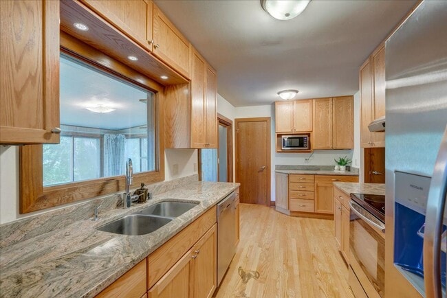Building Photo - Move in Ready Hill Farms Ranch!