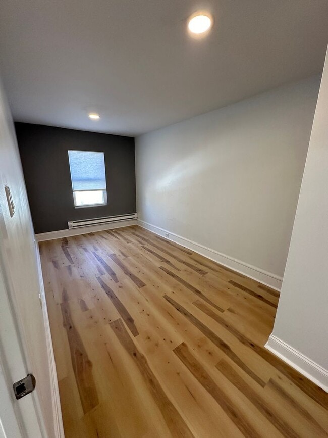 Building Photo - Bright and Airy 3 bedroom for rent-Vouchers Welcome