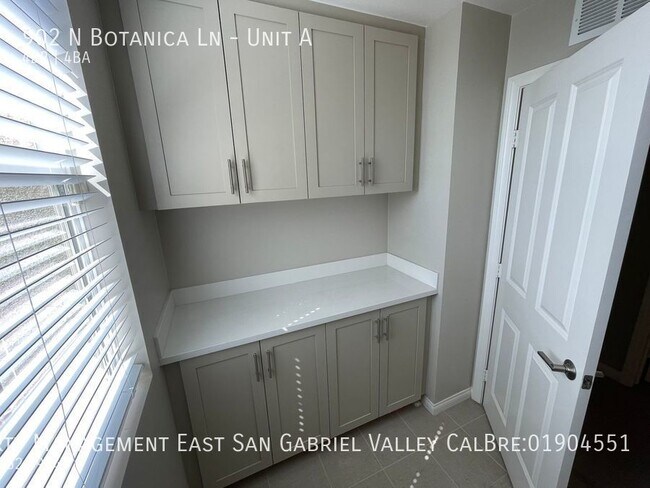 Building Photo - 902 Botanica Ln