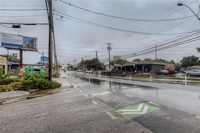 Building Photo - 2401 Manor Rd